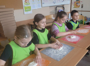 Dzień Kobiet w klasach drugich