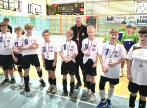 2. miejsce w mini siatkówce czwórek chłopców