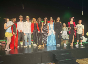 Wspaniały występ grupy teatralnej „Scena Dziesiątki”!