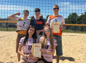 Medale dziewcząt i chłopców w piłce siatkowej plażowej!